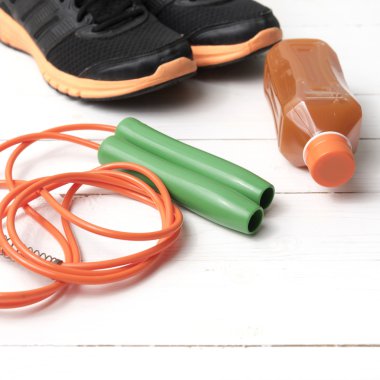 Beyaz ahşap zemin üzerinde fitness ekipmanları