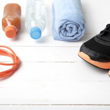 Beyaz ahşap zemin üzerinde fitness ekipmanları