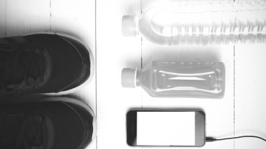 koşu ayakkabıları, portakal suyu, içme suyu ve telefon siyah ve wh