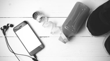 koşu ayakkabıları, portakal suyu, teyp ve telefon siyah ve wh ölçme