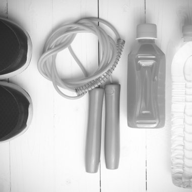 beyaz tahta arka plan siyah ve beyaz sesi üzerinde fitness ekipmanları 