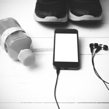 koşu ayakkabıları, portakal suyu, teyp ve telefon siyah ve wh ölçme