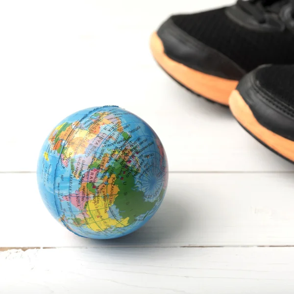 跑步鞋和地球球 — 图库照片