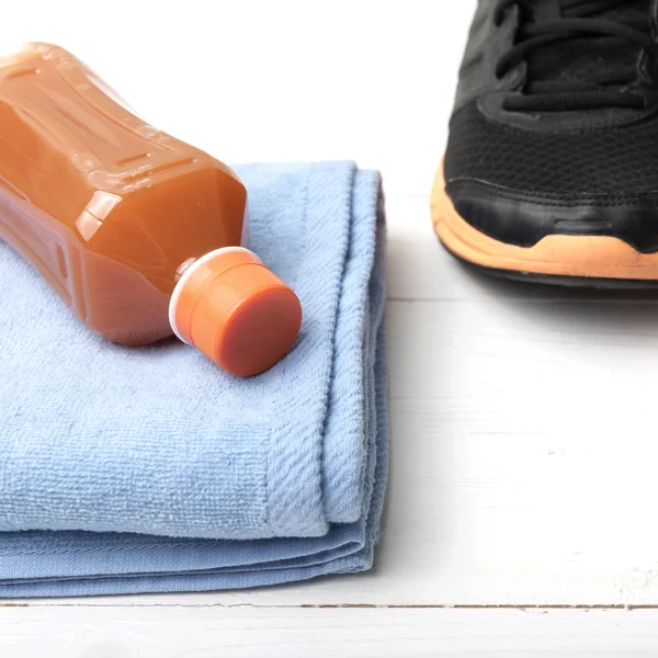 Παπούτσια για τρέξιμο, πετσέτα και χυμό πορτοκαλιού — Φωτογραφία Αρχείου