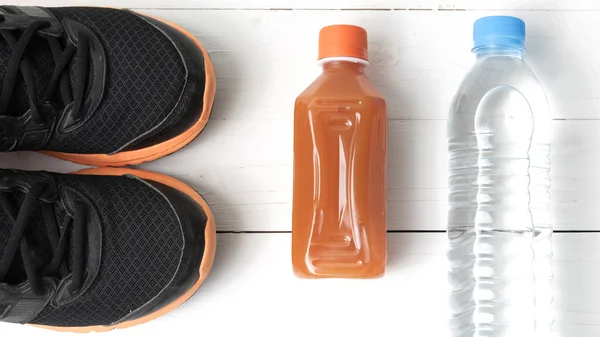 Zapatos para correr, agua potable y zumo de naranja — Foto de Stock