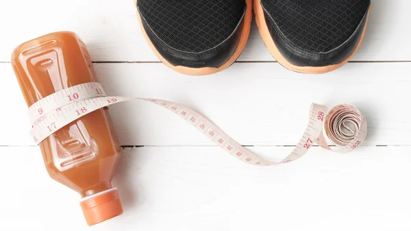 Buty do biegania, sok pomarańczowy i telefon — Zdjęcie stockowe