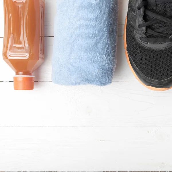 Zapatillas de running, toalla y zumo de naranja — Foto de Stock