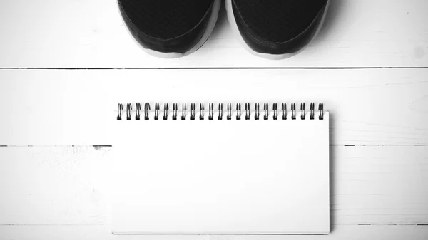 Παπούτσια για τρέξιμο και στυλ μαύρο και άσπρο χρώμα τόνο σημειωματάριο — Φωτογραφία Αρχείου