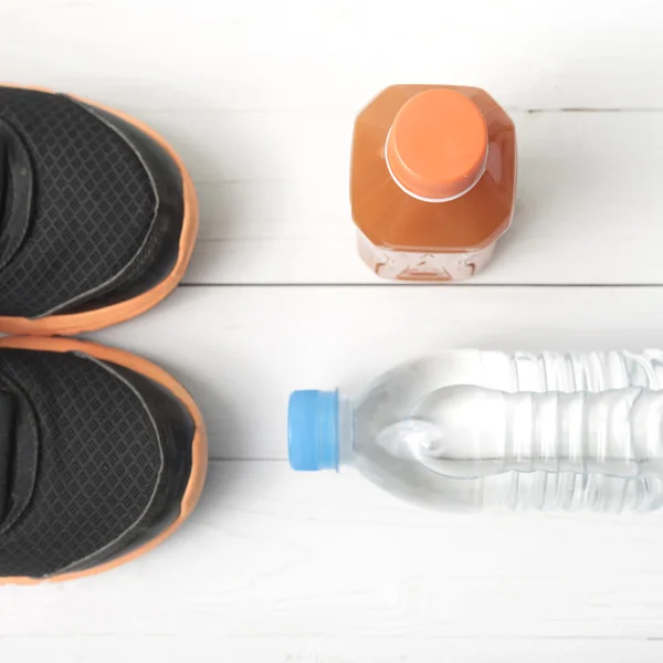 Zapatos para correr, agua potable y zumo de naranja — Foto de Stock