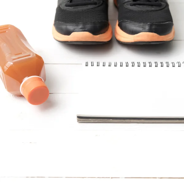 Παπούτσια για τρέξιμο, το χυμό πορτοκαλιού και σημειωματάριο — Φωτογραφία Αρχείου