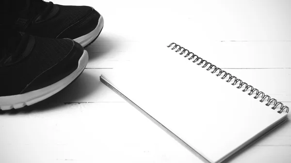 Tênis de corrida e notepad estilo de cor tom preto e branco — Fotografia de Stock