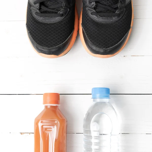 Koşu ayakkabıları, içme suyu ve portakal suyu — Stok fotoğraf