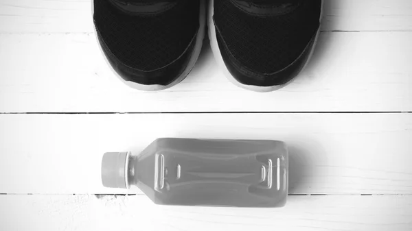 Buty do biegania i sok pomarańczowy, biało-czarny kolor stylu — Zdjęcie stockowe