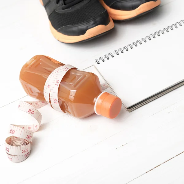 Futócipő, narancs juice, szalag és a Jegyzettömb — Stock Fotó