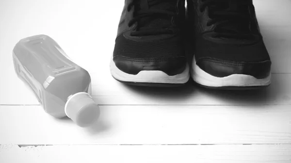 Running shoes and orange juice black and white tone color style — Stock Photo, Image