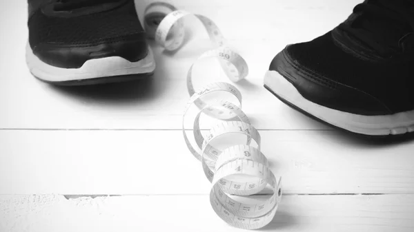 Running shoes and measuring tape black and white tone color styl — Φωτογραφία Αρχείου