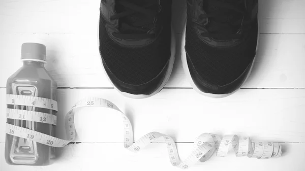 Koşu ayakkabıları, portakal suyu ve telefon siyah ve beyaz rengi — Stok fotoğraf