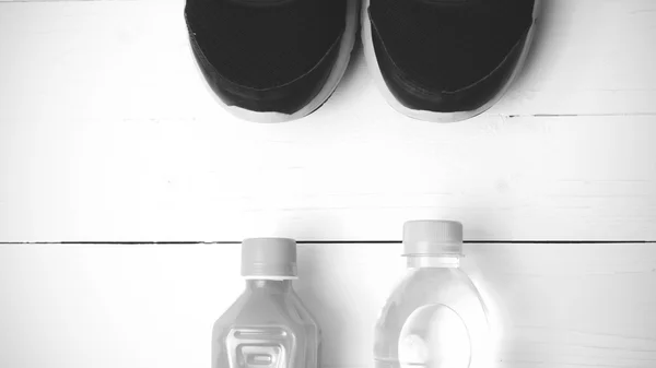 Παπούτσια για τρέξιμο, πόσιμο νερό και χυμό πορτοκάλι, μαύρο και άσπρο — Φωτογραφία Αρχείου