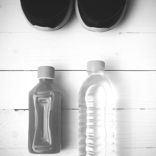 Koşu ayakkabıları, içme suyu ve portakal suyu için siyah ve beyaz — Stok fotoğraf