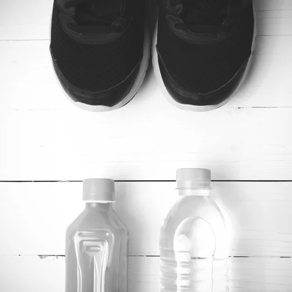 Buty do biegania, wody pitnej i sok pomarańczowy, czarny i biały, do — Zdjęcie stockowe