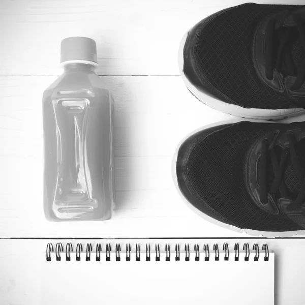 Koşu ayakkabıları, portakal suyu ve not defteri siyah beyaz sesi colo — Stok fotoğraf