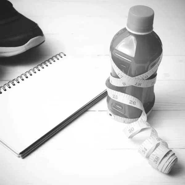 Sapatos de corrida, suco de laranja, fita métrica e bloco de notas preto e — Fotografia de Stock