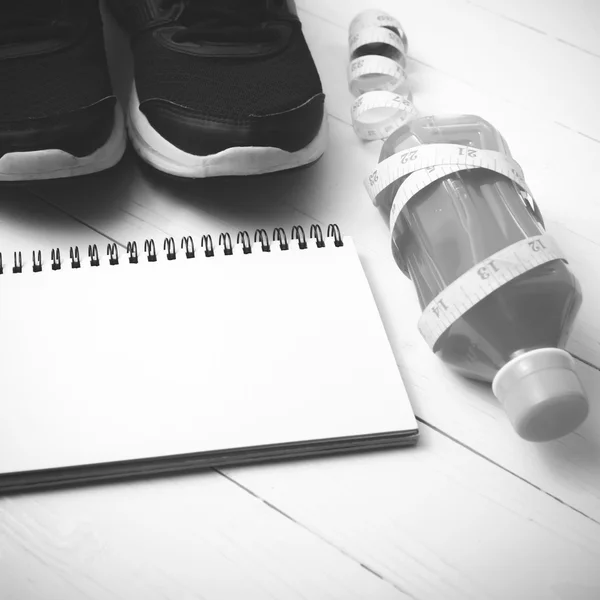 Παπούτσια για τρέξιμο, πορτοκάλι χυμό, μετρώντας ταινία και μαύρο σημειωματάριο και — Φωτογραφία Αρχείου