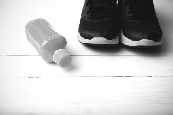 Running shoes and orange juice black and white tone color style — Stock Photo, Image