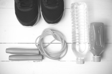 beyaz tahta arka plan siyah ve beyaz sesi üzerinde fitness ekipmanları 