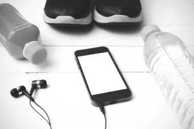 koşu ayakkabıları, portakal suyu, içme suyu ve telefon siyah ve wh