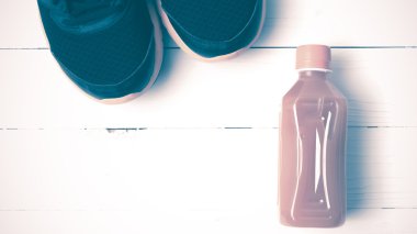 koşu ayakkabıları ve portakal suyu vintage tarzı