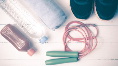 Beyaz tahta arka plan vintage sesi stil üzerinde fitness ekipmanları