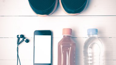 koşu ayakkabıları, portakal suyu, içme suyu ve telefon vintage sesi