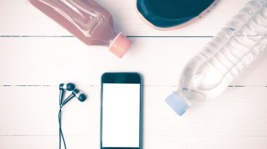 koşu ayakkabıları, portakal suyu, içme suyu ve telefon vintage sesi