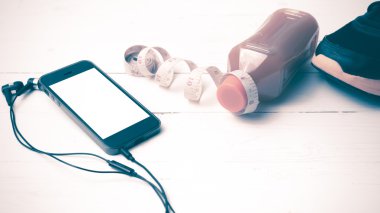koşu ayakkabıları, portakal suyu, teyp ve telefon vintage sesi ölçme