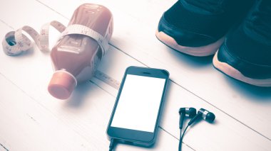 koşu ayakkabıları, portakal suyu, teyp ve telefon vintage sesi ölçme