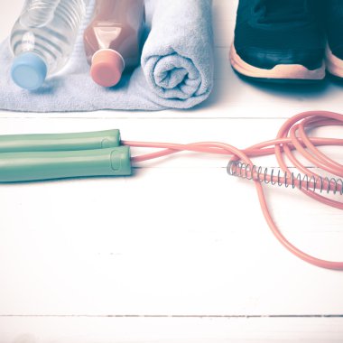 Beyaz tahta arka plan vintage sesi stil üzerinde fitness ekipmanları