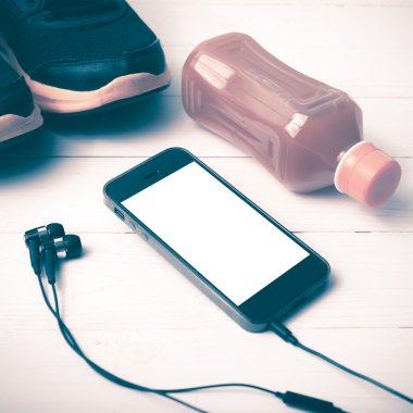 Koşu ayakkabıları, portakal suyu ve telefon vintage tonu renk stili