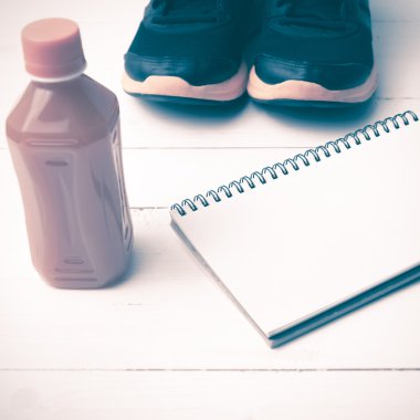 koşu ayakkabıları, portakal suyu ve not defteri vintage tonu renk stili