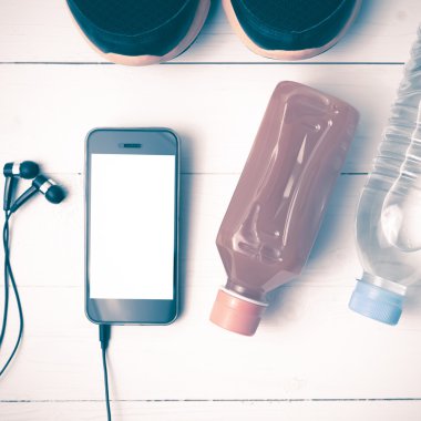 koşu ayakkabıları, portakal suyu, içme suyu ve telefon vintage sesi