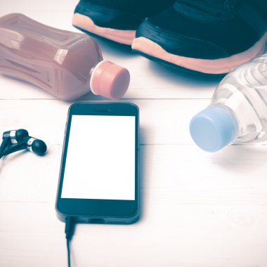 koşu ayakkabıları, portakal suyu, içme suyu ve telefon vintage sesi