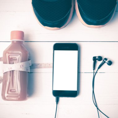 koşu ayakkabıları, portakal suyu, teyp ve telefon vintage sesi ölçme