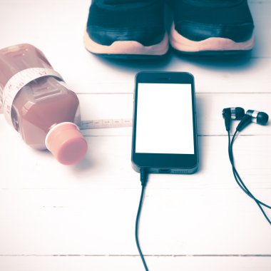 koşu ayakkabıları, portakal suyu, teyp ve telefon vintage sesi ölçme