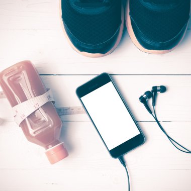 koşu ayakkabıları, portakal suyu, teyp ve telefon vintage sesi ölçme