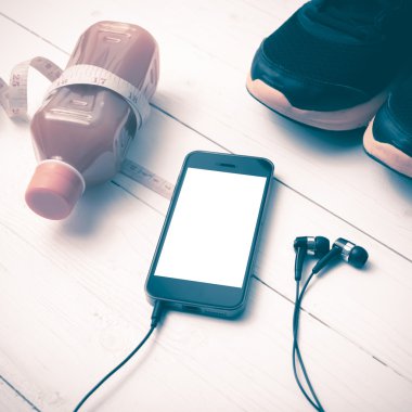 koşu ayakkabıları, portakal suyu, teyp ve telefon vintage sesi ölçme