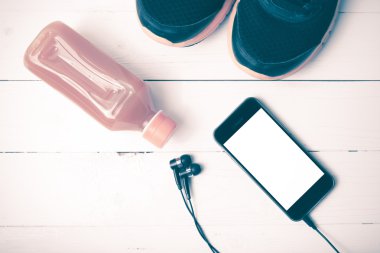Koşu ayakkabıları, portakal suyu ve telefon vintage tonu renk stili