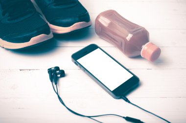 Koşu ayakkabıları, portakal suyu ve telefon vintage tonu renk stili