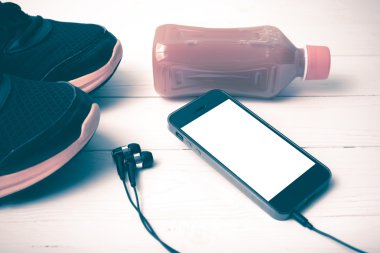 Koşu ayakkabıları, portakal suyu ve telefon vintage tonu renk stili