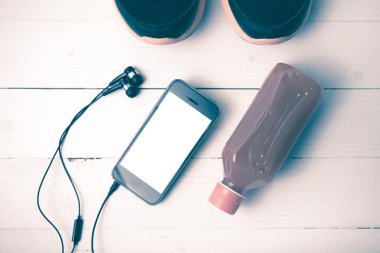 Koşu ayakkabıları, portakal suyu ve telefon vintage tonu renk stili