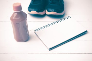 koşu ayakkabıları, portakal suyu ve not defteri vintage tonu renk stili